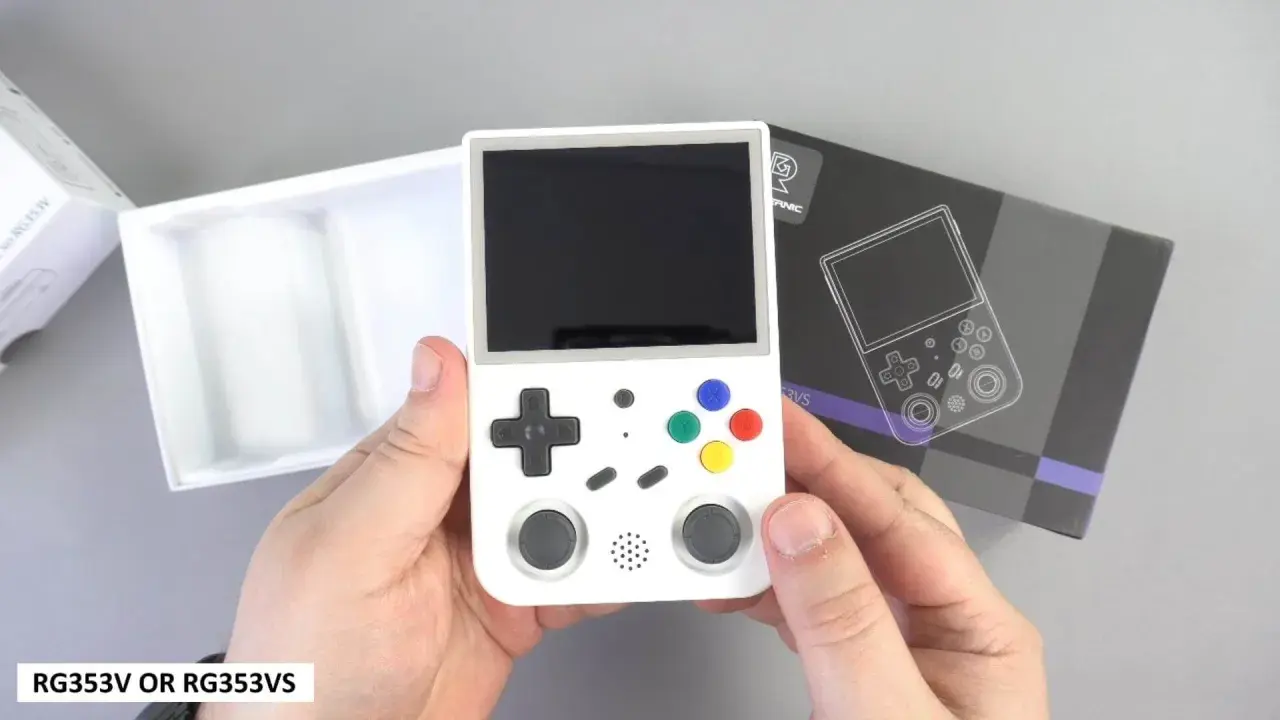 Biały przenośny emulator do retro games online, z przyciskami i dwoma analogami. Idealny do zabawy w klasyczne gry.