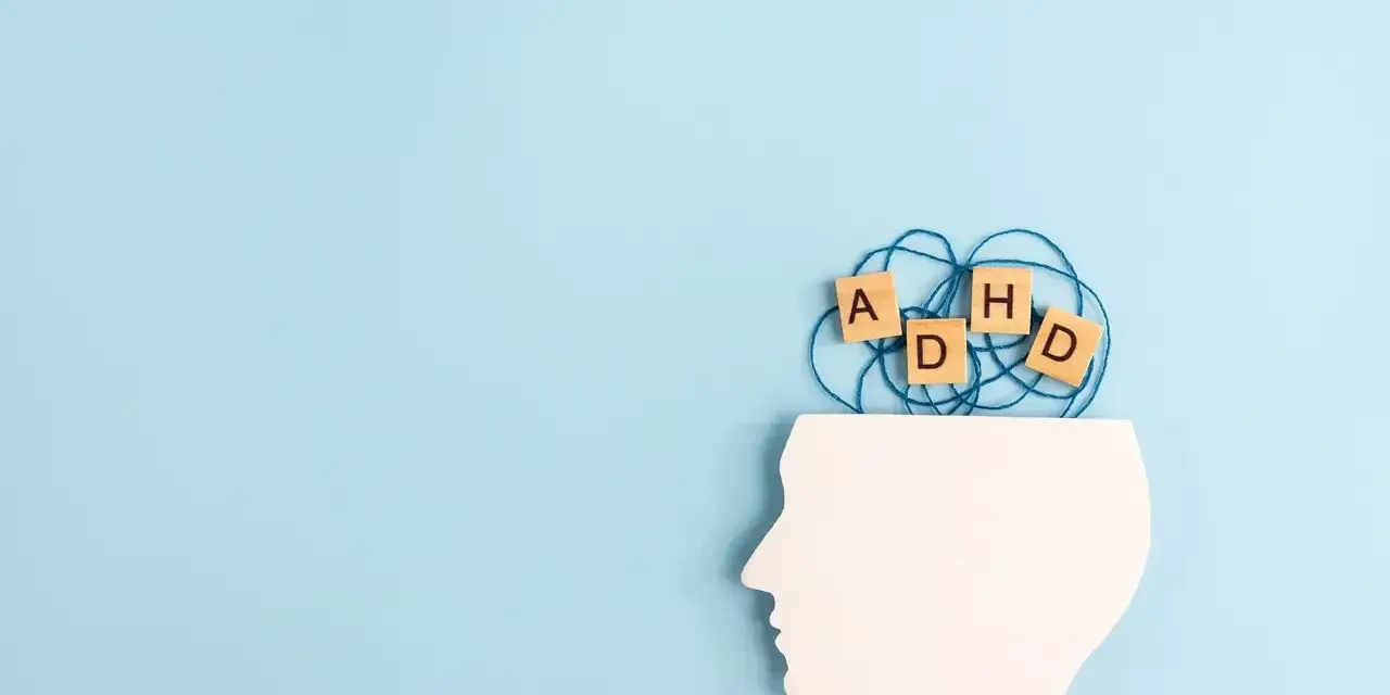 Zrozumienie, jak postępować z dzieckiem z ADHD, jest kluczowe. Wizerunek symbolizuje zawiłości myśli.
