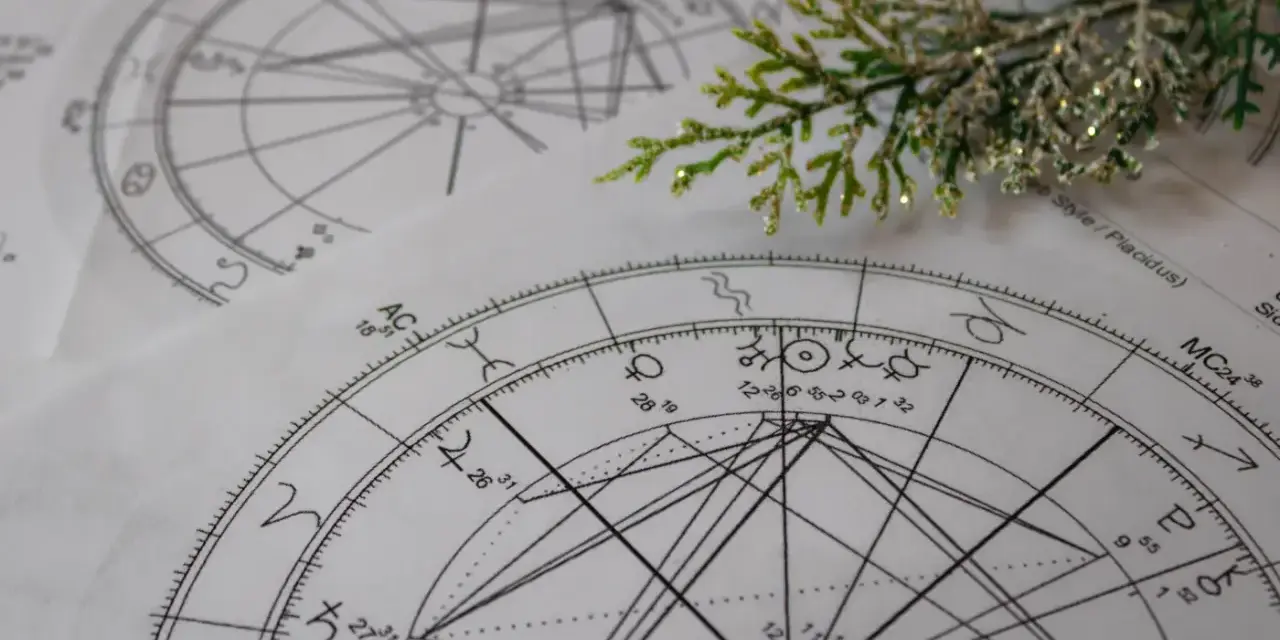Astrologiczne wykresy i symbole tworzą mój codzienny horoskop.