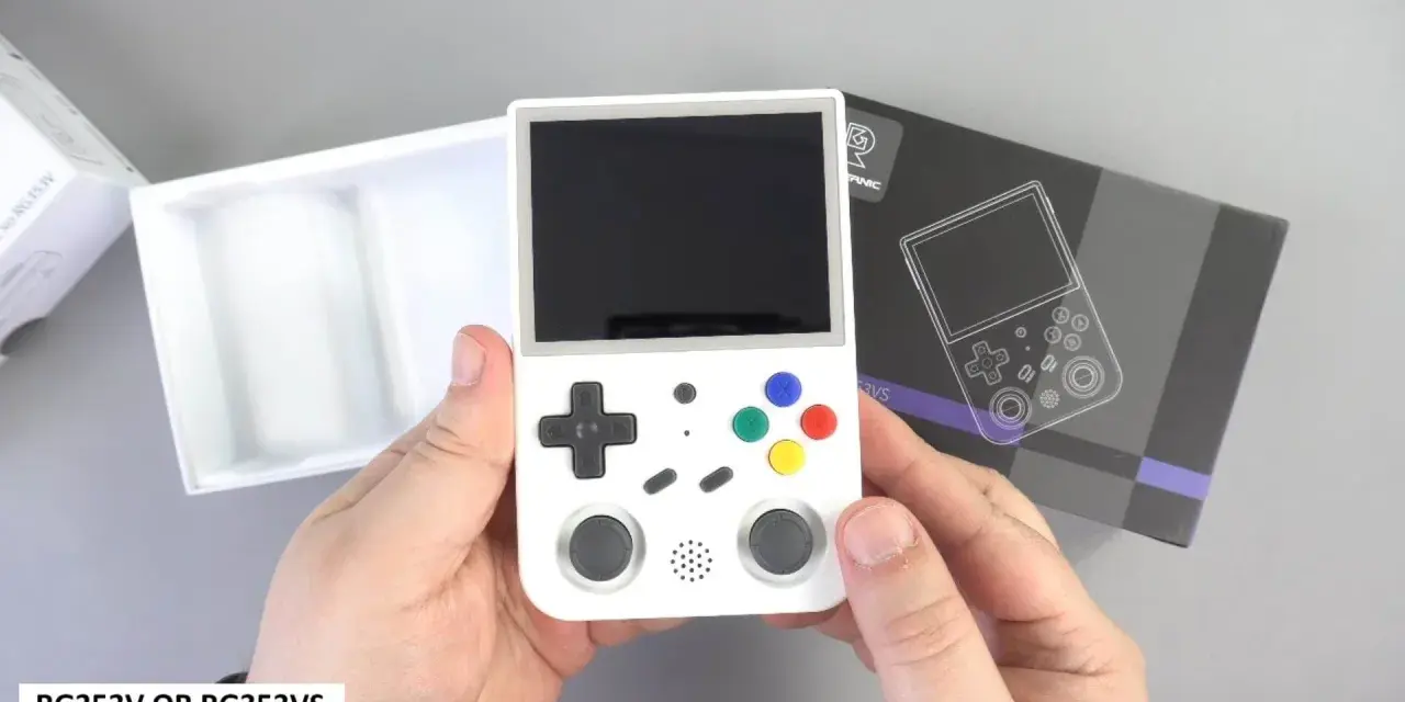 Biały przenośny emulator do retro games online, z przyciskami i dwoma analogami. Idealny do zabawy w klasyczne gry.