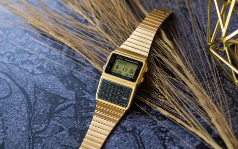 Złoty zegarek kalkulator Casio retro – poznaj jego unikalne cechy