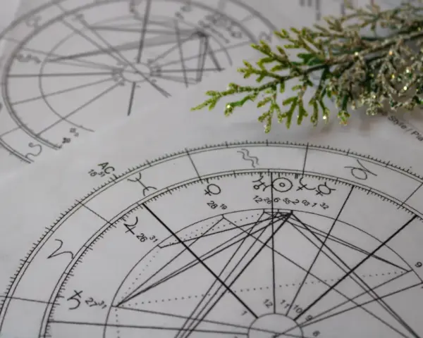 Astrologiczne wykresy i symbole tworzą mój codzienny horoskop.