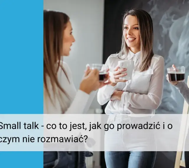 Trzy kobiety rozmawiają przy kawie, szukając tematów do rozmowy.