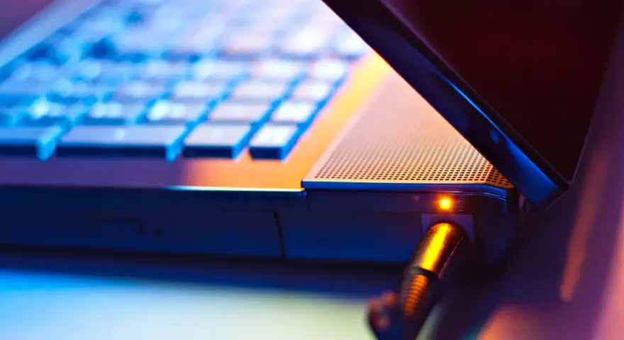 Jak postępować z nową baterią do laptopa, aby uniknąć problemów?